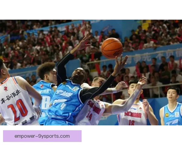 新赛季篮球联赛激烈开战 多支球队阵容大换血引发球迷热议